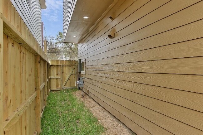 Building Photo - 1043 Marcolin St