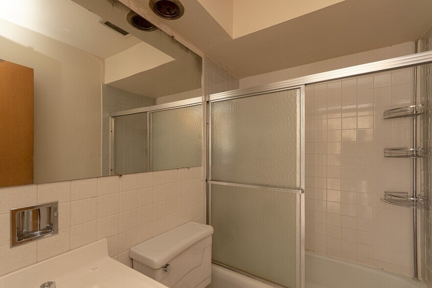 Building Photo - 535 W Aldine Ave