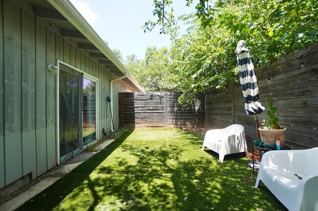 Building Photo - 1117 Mariposa Dr