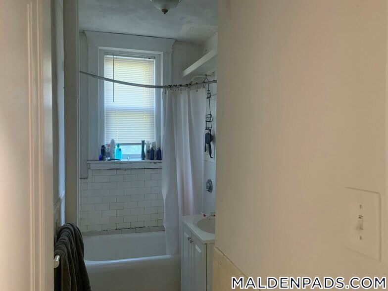 Building Photo - 170 Maple St