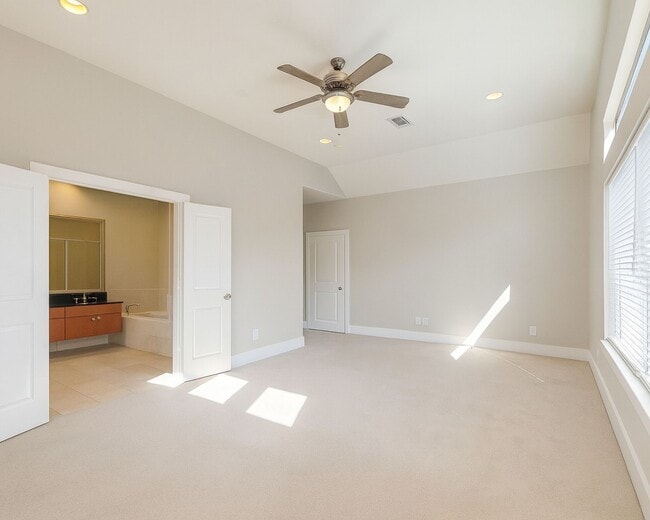 Building Photo - 404 Parker St