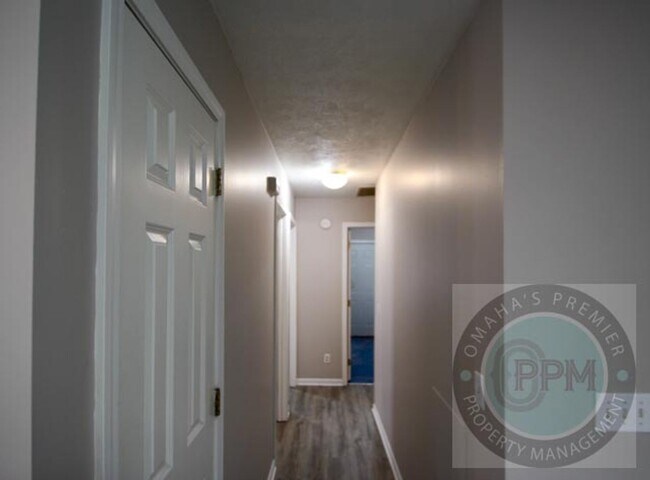 Building Photo - 2 Bed 1 Bath Home in Council Bluffs, IA