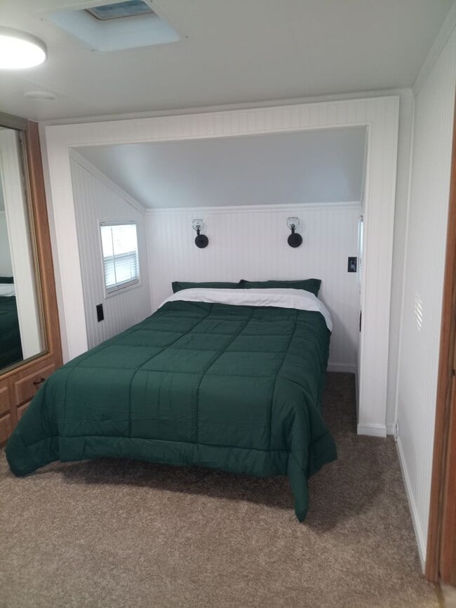 Building Photo - Private Manufactured Home!