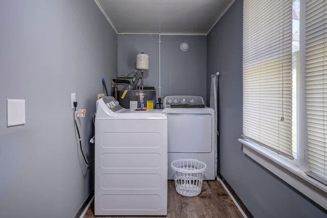 Building Photo - 220 Highland Ave