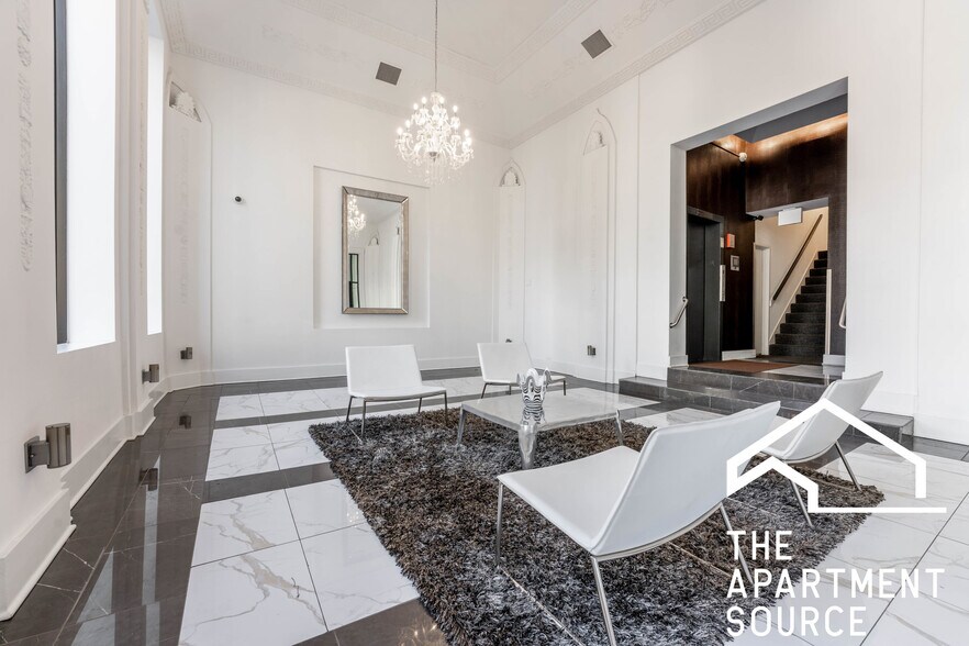 Building Photo - 925 W Carmen Ave