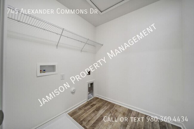 Building Photo - 745 Alexander Commons Dr