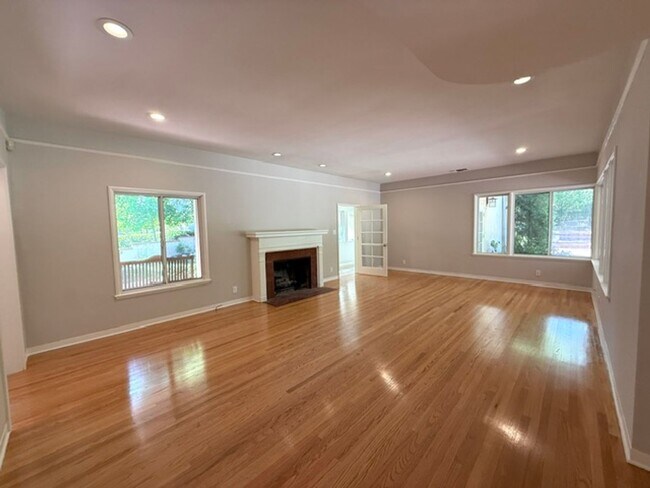 Building Photo - La Cañada Schools-  Family Home - Natural Hardwood, 2 car attached garage, Central A/C, New Appli...