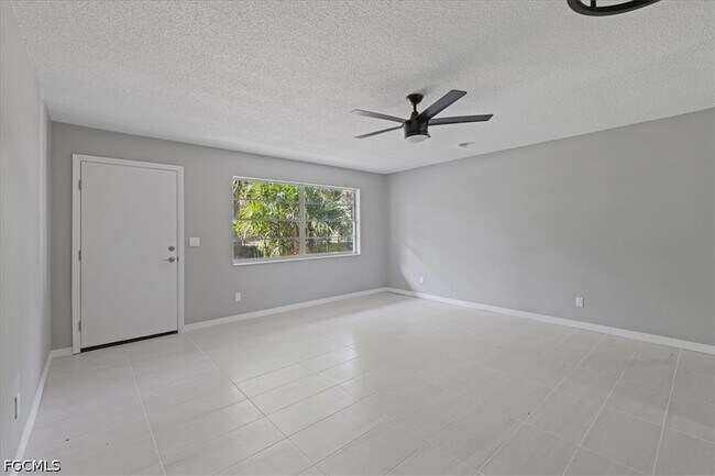 Building Photo - 3225 E Riverside Dr