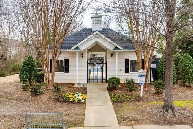 Building Photo - Location, Location, Location! 3 Bedroom 2....