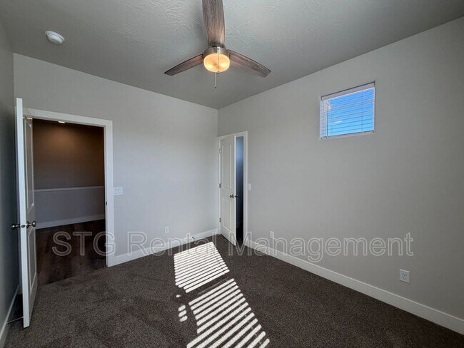 Building Photo - 1010 S 4380 W