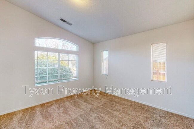 Building Photo - 7124 Labrador Dr NE