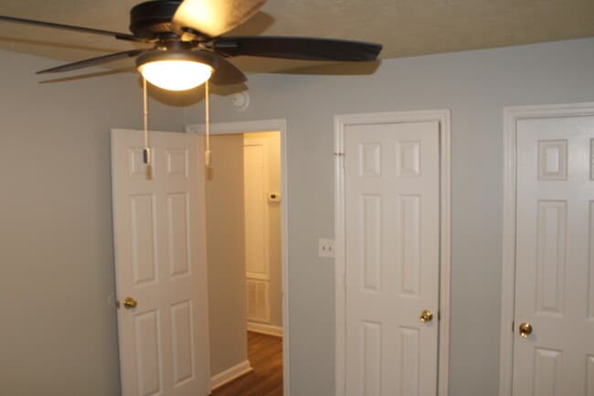 Building Photo - 810 S Willowick Dr