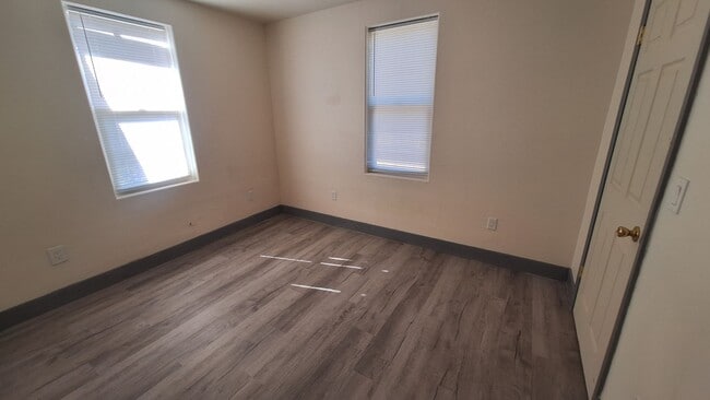Building Photo - 4 bedroom 2.5 bath home with main level be...
