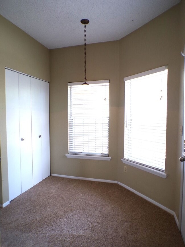 Building Photo - Charming 1 Bed, 1 Bath Main-Floor Condo in...