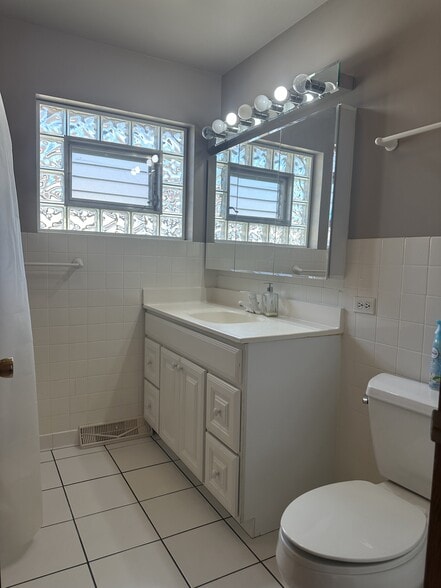 Bathroom - 1336 N Northwest Hwy