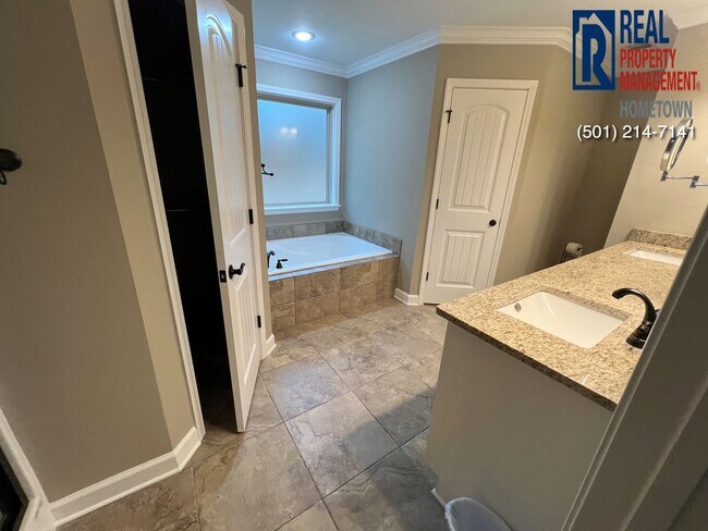 Building Photo - 527 Reuben Dr