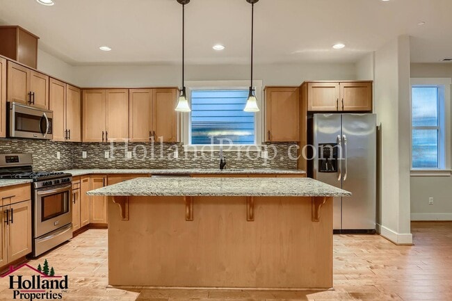 Building Photo - Gorgeous 4-Bedroom Home Near Nike & Intel ...