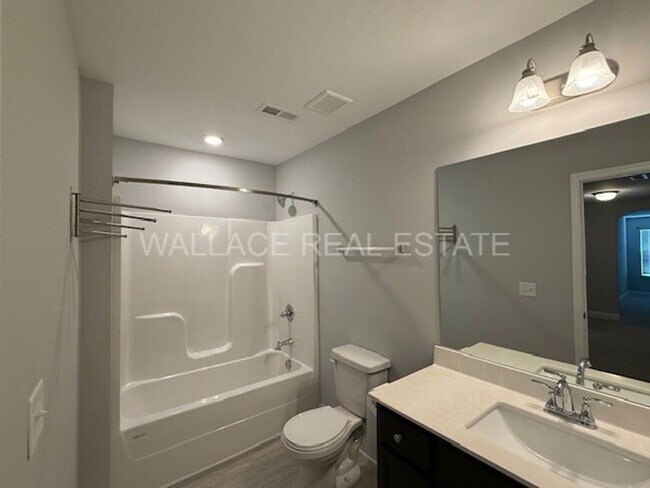 Building Photo - BEAUTIFUL 4 BEDROOM HOUSE IN LENOIR CITY!!!