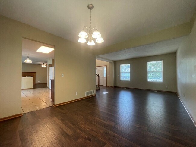 Building Photo - Large Home for rent in Bellevue