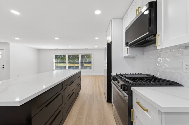 Building Photo - 9770 Cedardale Dr