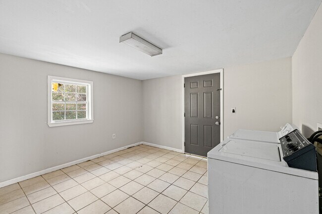 Building Photo - 1850 Hillsdale Dr