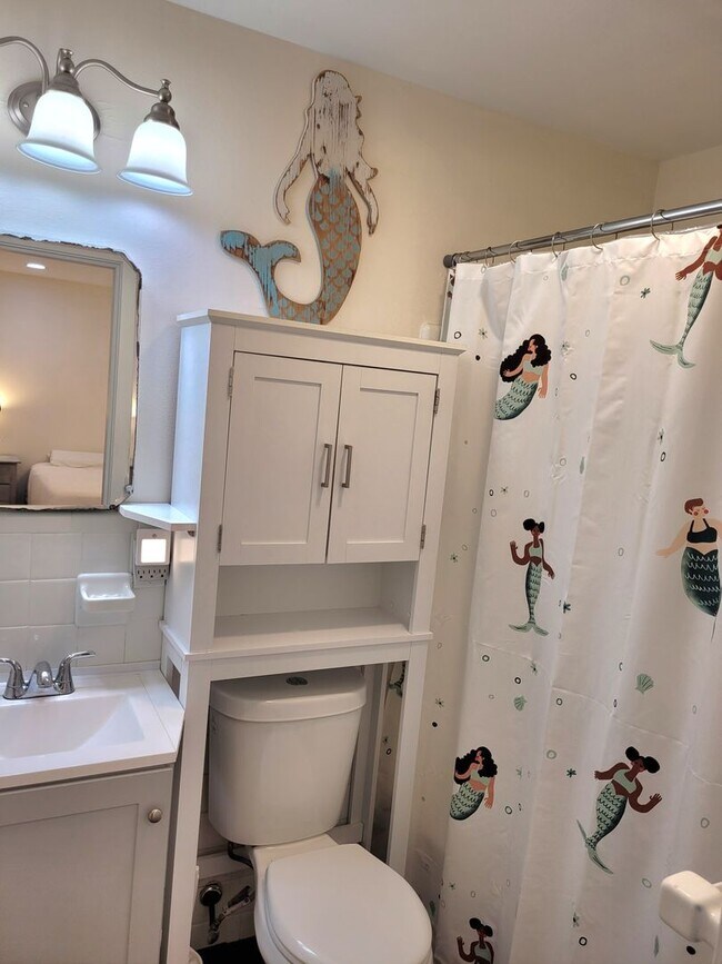Building Photo - Gorgeous Fully Furnished 3 Bed/2 Bath Home...