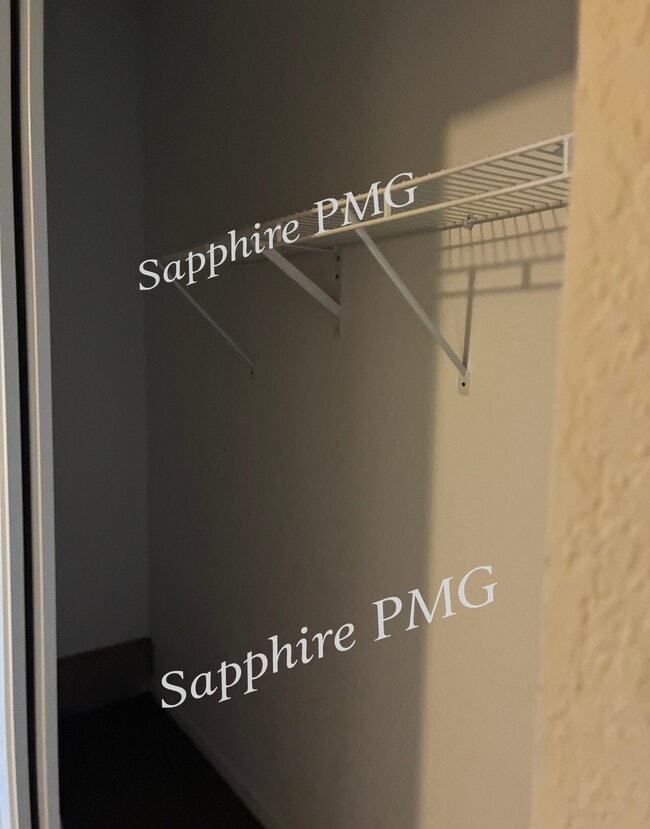 Building Photo - 5621 N Northwood Terrace