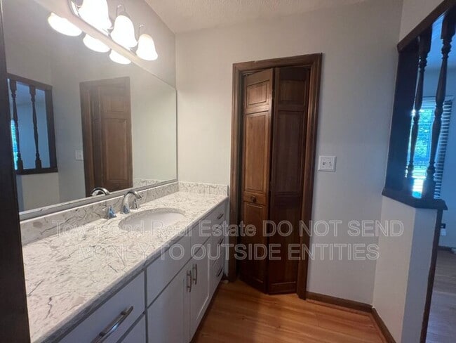 Building Photo - 6149 Lakeway Dr