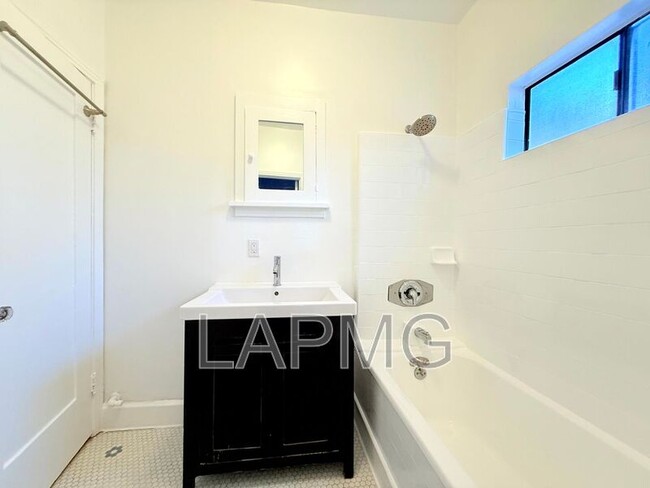 Building Photo - 7733 Hampton Ave