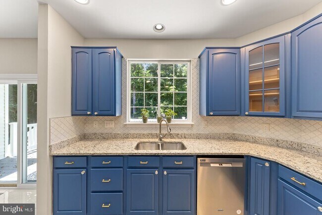 Building Photo - 9201 Golf Ct