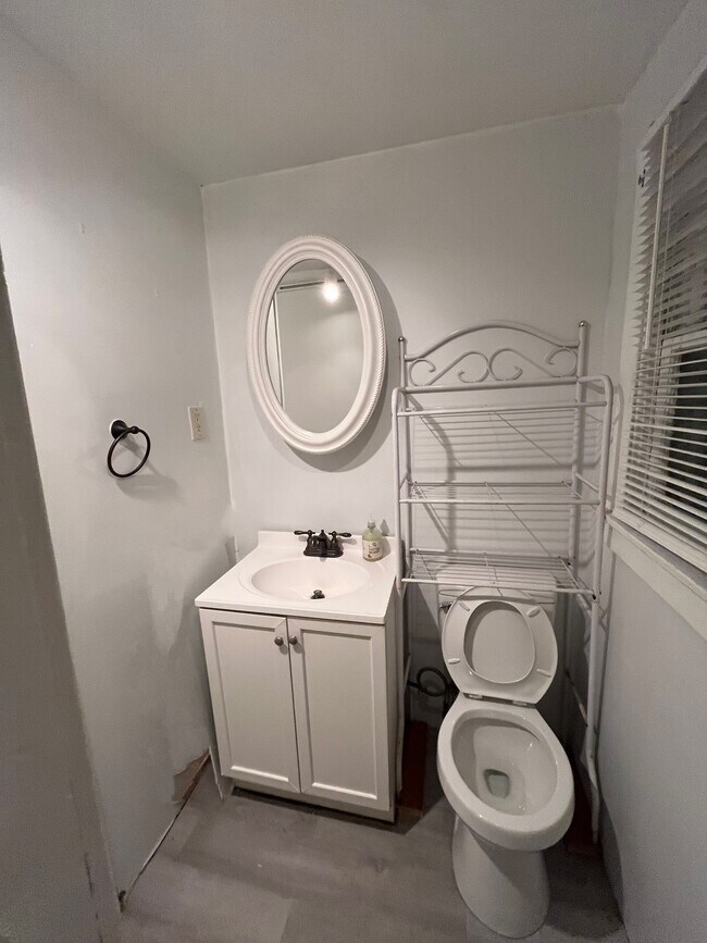 Building Photo - 9 Lake Ave