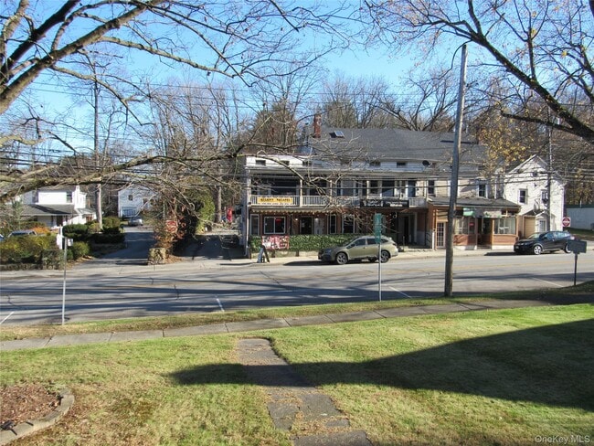 Building Photo - 98 Main St