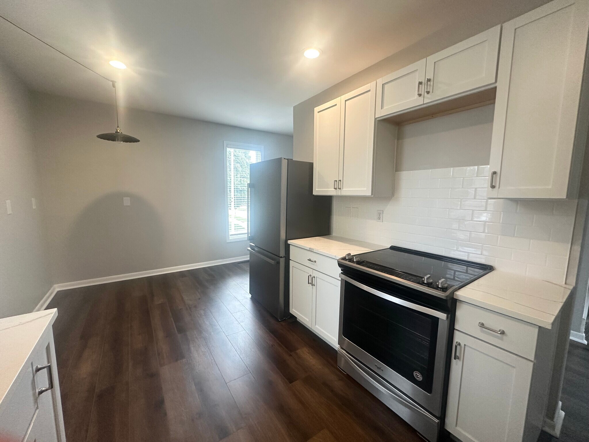 Building Photo - 720 Main St