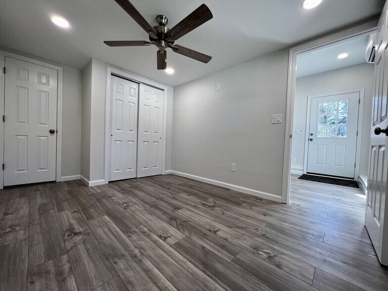 Primary Photo - 16 Chivalry Ln