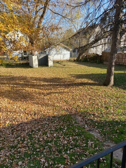 Shared, Large Backyard - 552 N Division St