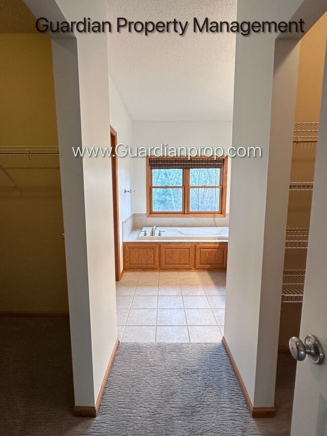 Building Photo - Minnetonka Home, 3 Car Garage, Large Primary, Updated Kitchen, Patio