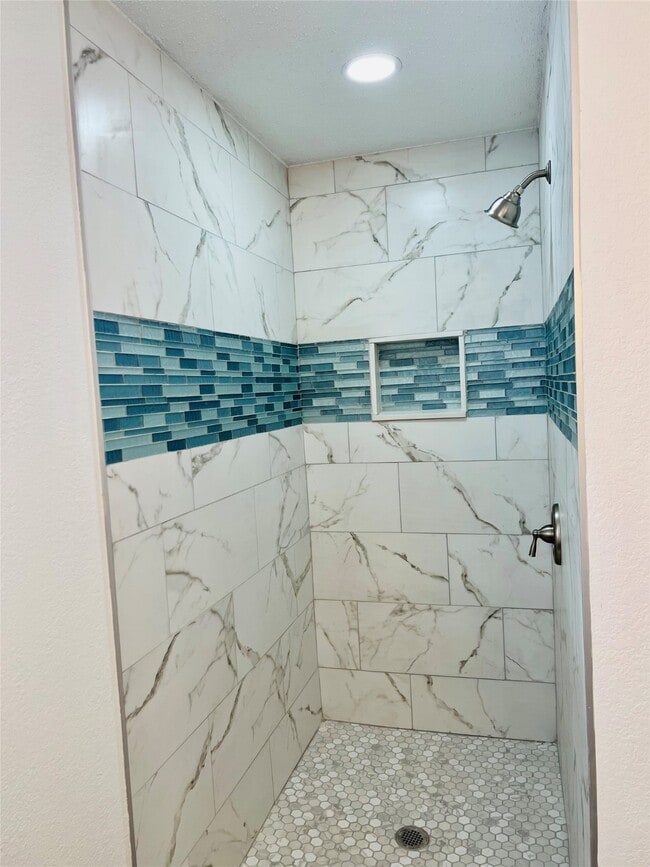 Building Photo - 1026 Fallbrook Dr