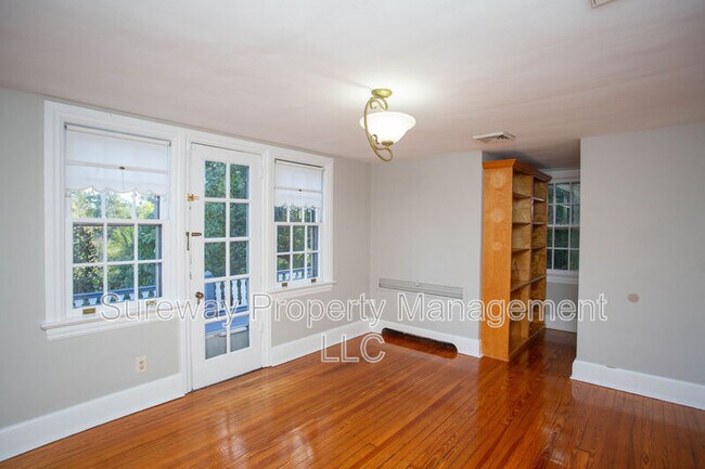 Building Photo - 319 N Newton Lake Dr
