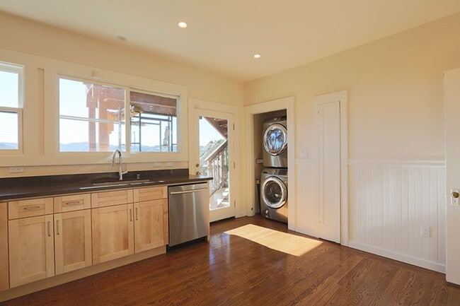 Building Photo - OPEN HOUSE: Sunday (9/28) 12:30pm-1:00pm B...