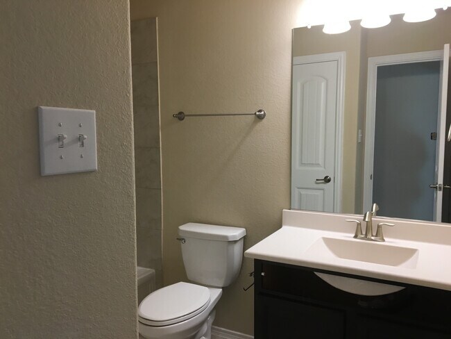 Building Photo - House for Lease in Heartland Area!