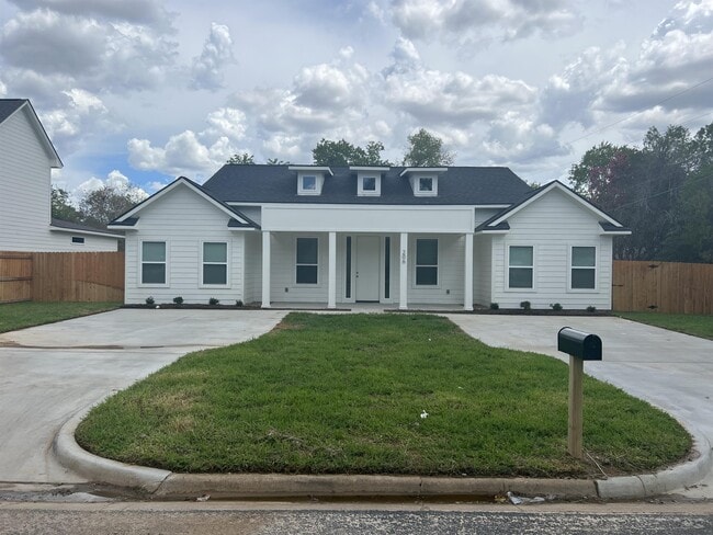Primary Photo - 206 Gilchrist Ave
