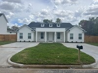 Building Photo - 206 Gilchrist Ave