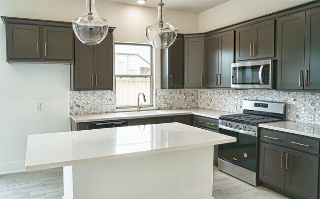 Building Photo - 7102 Grassland Vis Ln