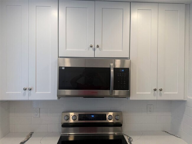 Building Photo - 6525 Renwick Dr