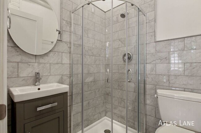 Building Photo - Professionally Managed & Recently Renovate...