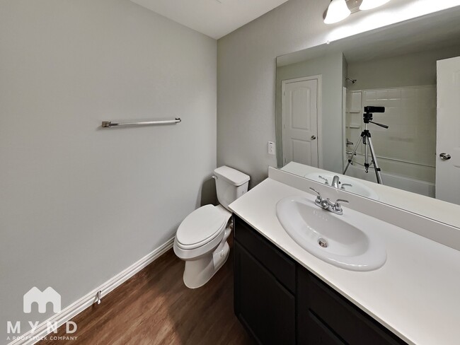 Building Photo - 10528 Many Oaks Dr