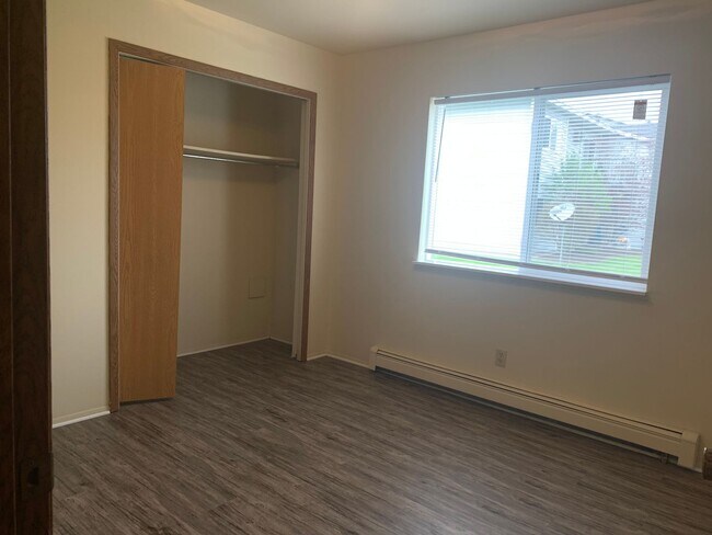 Building Photo - Spacious Two Bedroom Apartment! Sparta Sch...