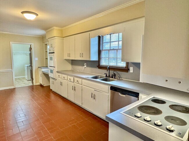 Building Photo - Gorgeous Interiors in this BONUS SPACE + 4 Bedroom  2 Bathroom Home!