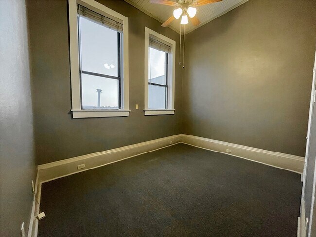 Building Photo - 105 W Hickory St