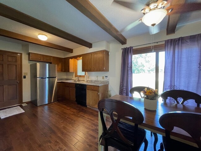 Building Photo - Updated 3 bed 2 bath home in great neighbo...